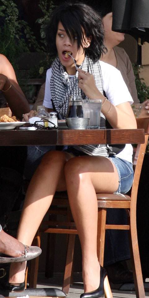 Rihanna with no makeup and her sexy legs were pictured eating a nice piece Rihanna with no makeup and her sexy legs were pictured eating a nice piece