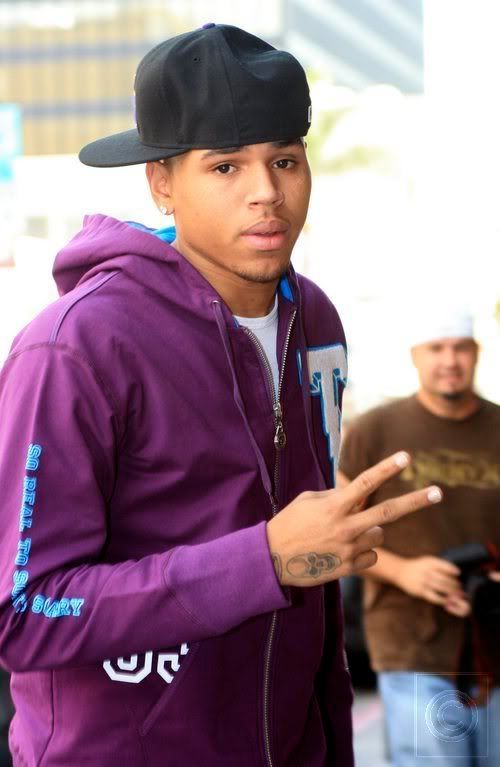 CANDIDS Chris Brown out and about in Beverly Hills 11/27 Lipstick