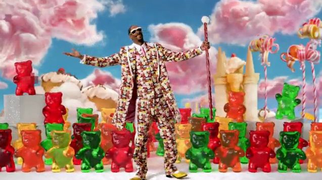 Katy Perry California Gurls video Yes that's Snoop Dogg in a cupcakeprint 