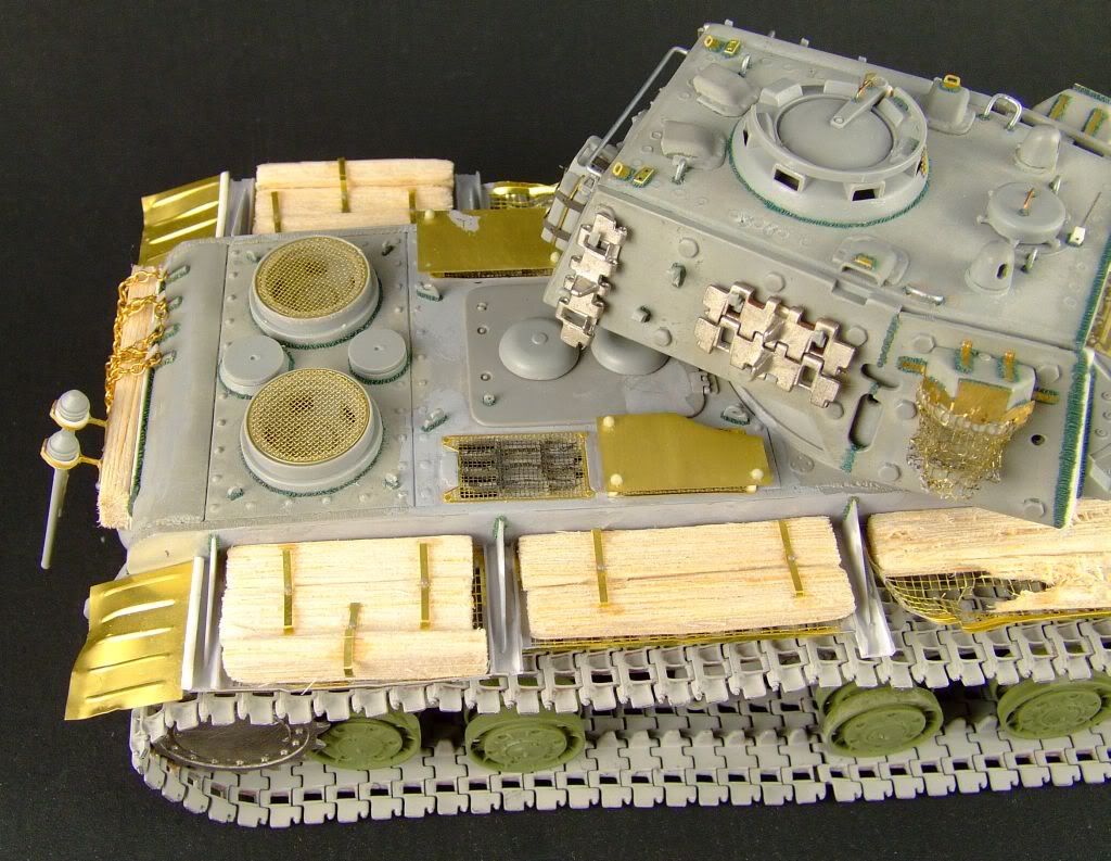 http://i230.photobucket.com/albums/ee274/malnabiker/What%20if%20captured%20converted%20kv1%20double%2037mm%20AA%20gun/Kv1capturedflakdouble37mmgunAAwhatiftrumpeterfull4.jpg