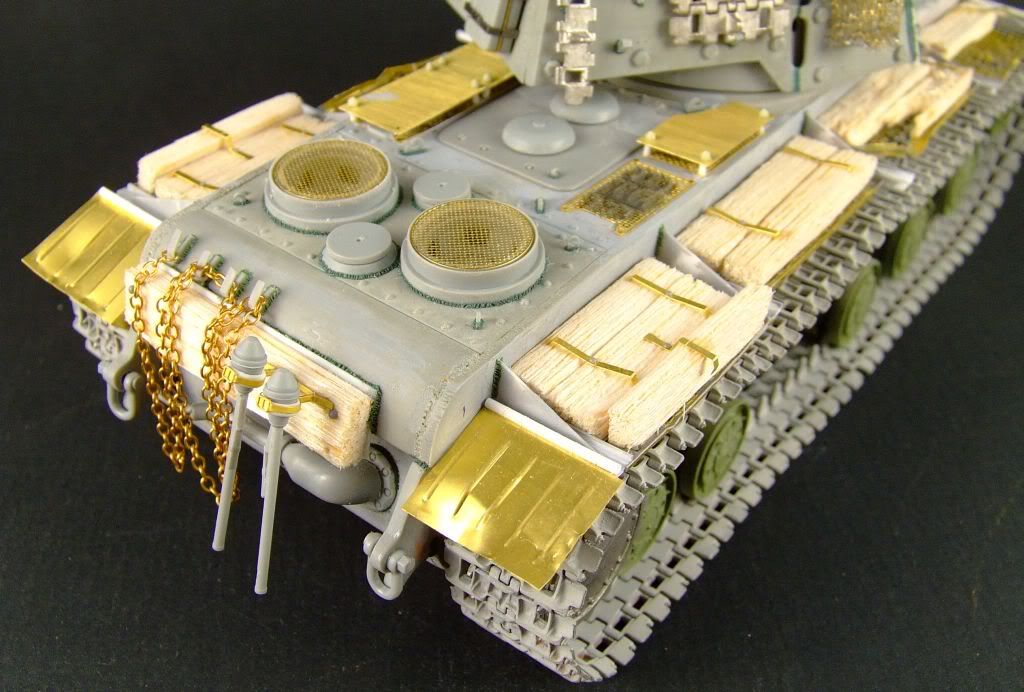 http://i230.photobucket.com/albums/ee274/malnabiker/What%20if%20captured%20converted%20kv1%20double%2037mm%20AA%20gun/Kv1capturedflakdouble37mmgunAAwhatiftrumpeterfull6.jpg