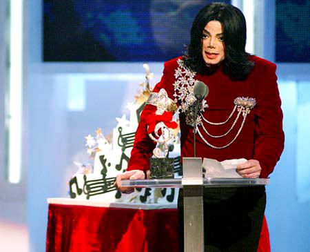 MichaelJacksonacceptstheArtistoftheMillenniumawardwhichdoesntexist2002.jpg