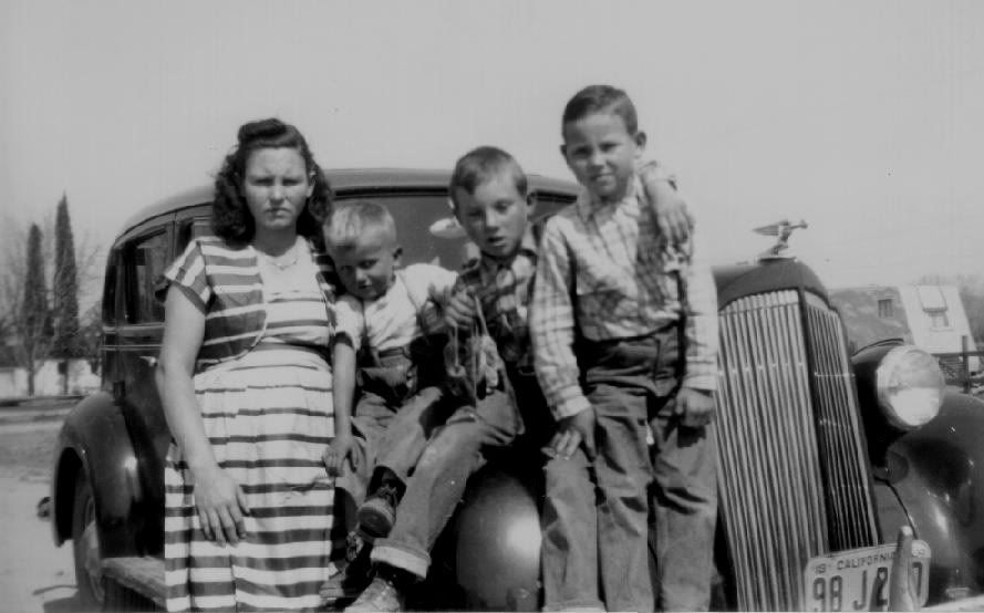 http://i230.photobucket.com/albums/ee307/edgarblythe/12__Sylvia__Billy__Roger___Mitchell.jpg
