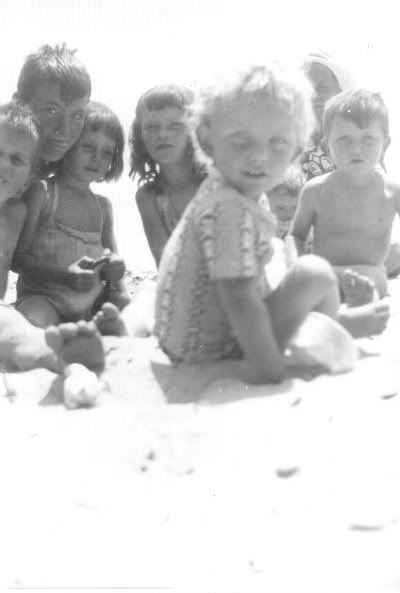 http://i230.photobucket.com/albums/ee307/edgarblythe/1953_beach_family_pic.jpg