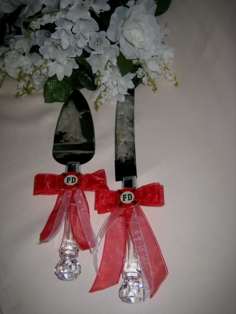 red knife serving set wedding cake
